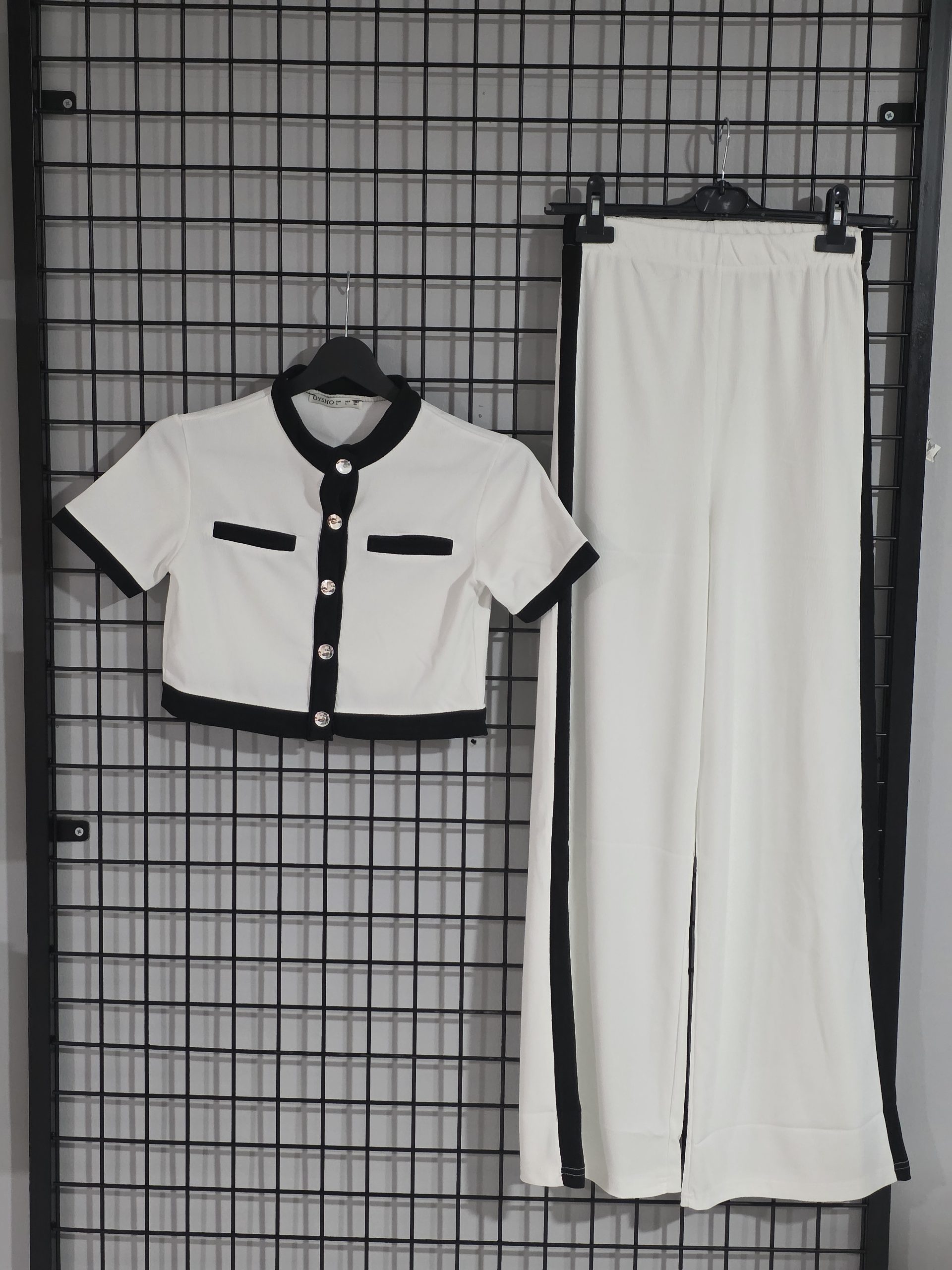 BEYAZ DÜĞMELİ CROP TAKIM